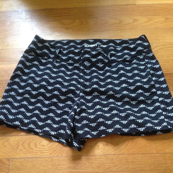 *SOLD* Patterned Size 0 Old Navy Pixie Cut Shorts - Picture 1 of 6